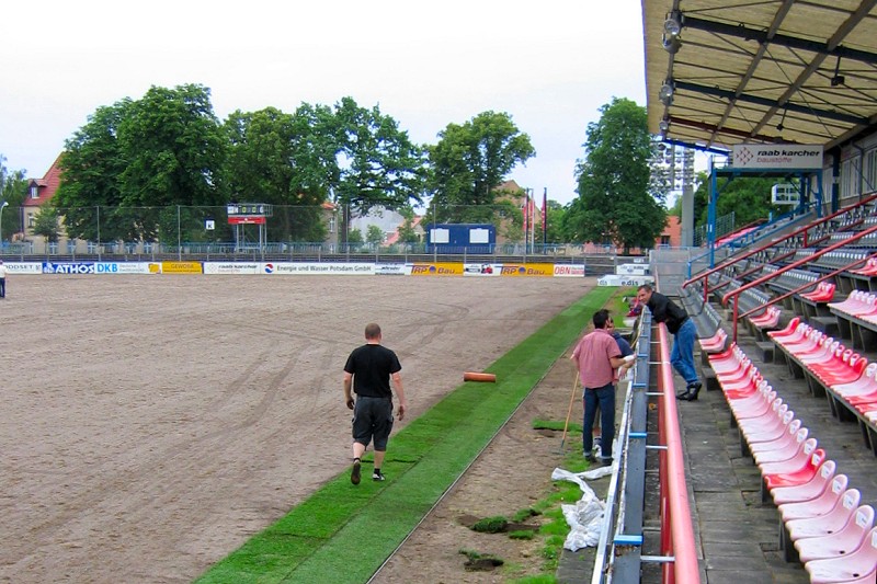 Sparsamkeit made in Babelsberg: Fans verlegen den neuen Rasen 2004