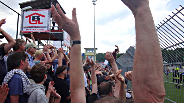 Jubelnde SVB Fans