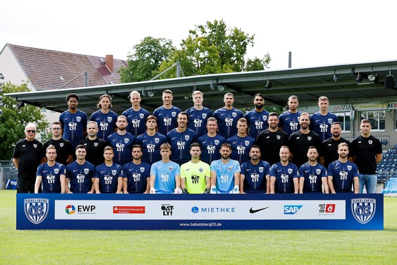 tl_files/Abseits/img/Mannschaften/mannschaft_23-24.jpg tl_files/Abseits/img/Mannschaften/mannschaft_23-24.jpg