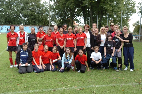 tl_files/Abseits/img/ball_ist_bunt/bib2007_frauen_turnier_DSC_6235.jpg