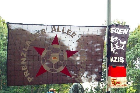 tl_files/Abseits/img/ball_ist_bunt/bib2008_prenzlauer_allee_gegen_nazis_DSC_5855.jpg
