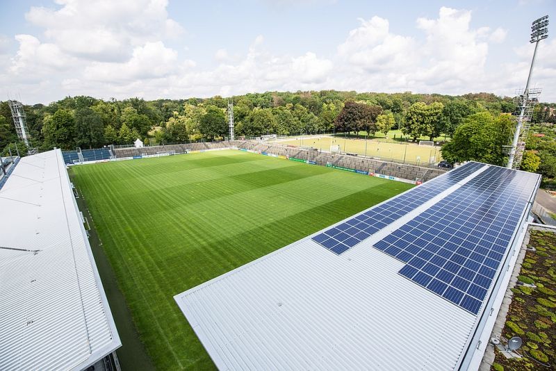 Blick auf die Photovoltaik-Anlage auf dem Dach der Obus-Tribüne